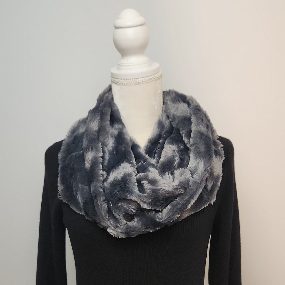 NWT - VIRAH BELLA BRUSHED SLATE FAUX FUR & BAMBOO LUXURY INFINITY SCARF